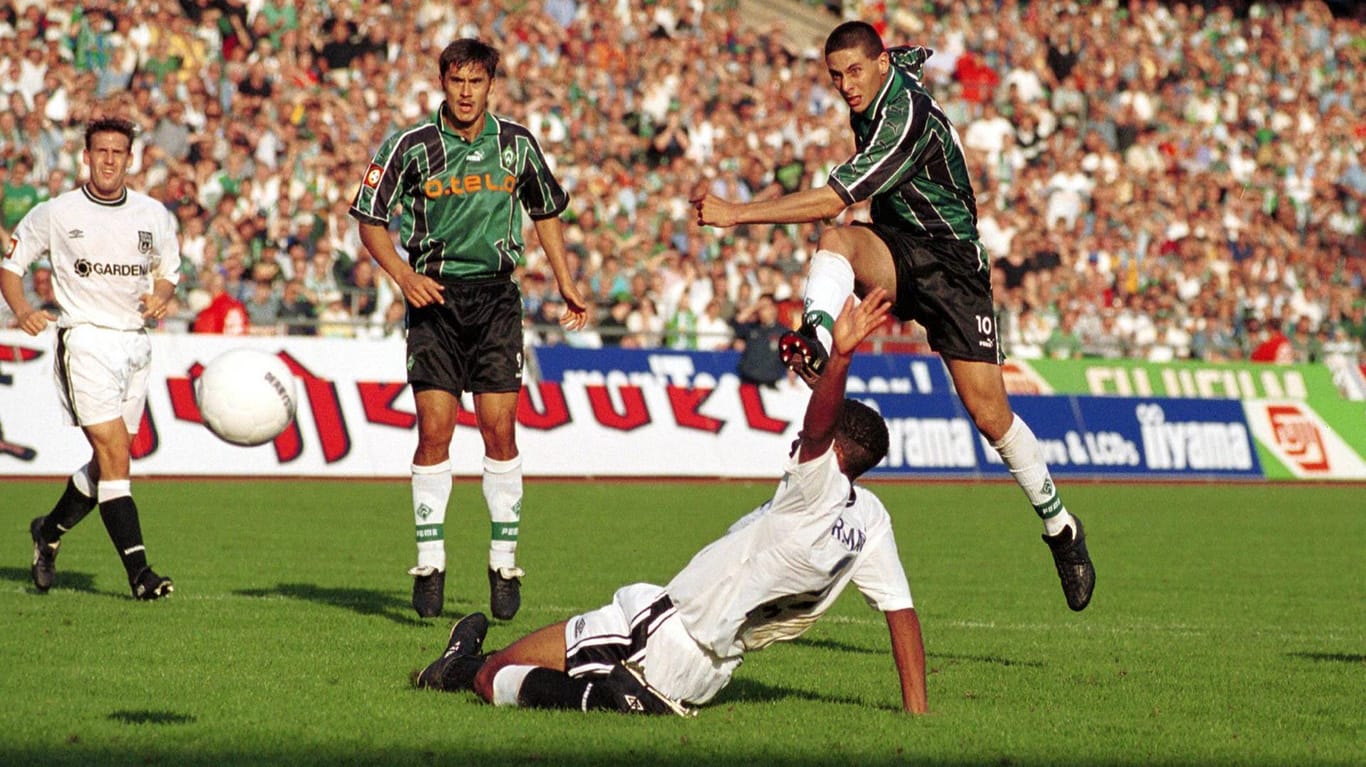 Anfänge: Pizarro (r.) in seiner ersten Werder-Saison 1999 beim Torschuss. Teamkollege Rade Bogdanovic (M.) schaut zu.