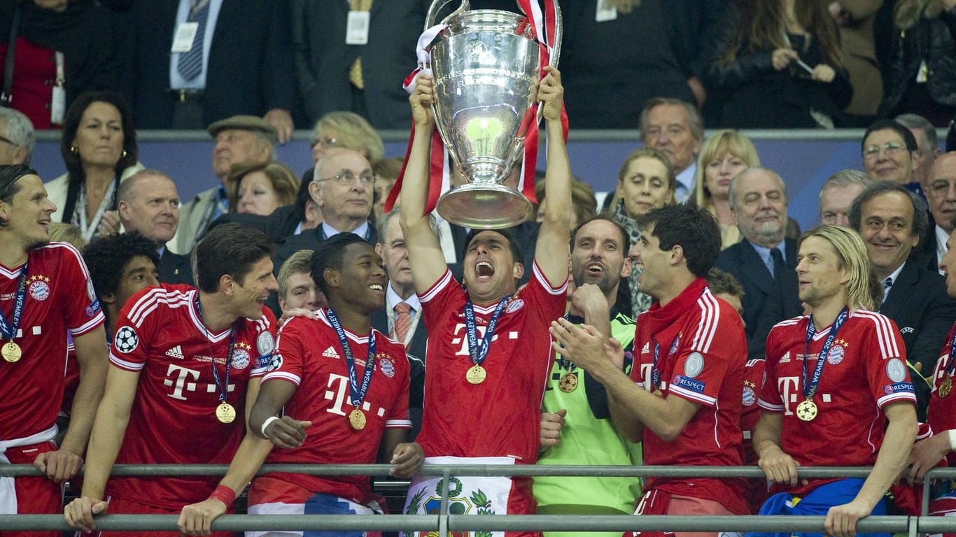 Karriere-Höhepunkt: Pizarro (M.) stemmt 2013 den Champions-League-Pokal in die Höhe.