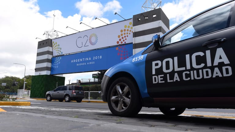 Polizeiwagen am Veranstaltungsort des G20-Gipfels: 22.000 Polizisten sind im Einsatz.