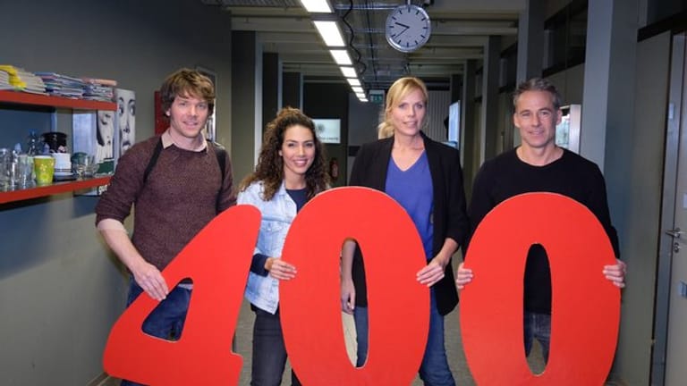 Die Schauspieler Steffen Schroeder (l-r), Amy Mußul, Melanie Marschke und Marco Girnth feiern die 400.