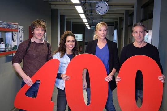 Die Schauspieler Steffen Schroeder (l-r), Amy Mußul, Melanie Marschke und Marco Girnth feiern die 400.