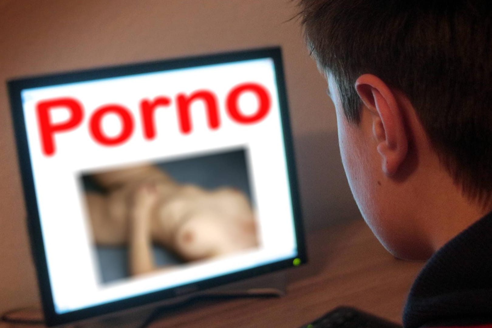 Sexbilder auf dem Computer (Symbolbild): Schüler haben in Hessen Lehrer-Fotos in Pornos montiert.