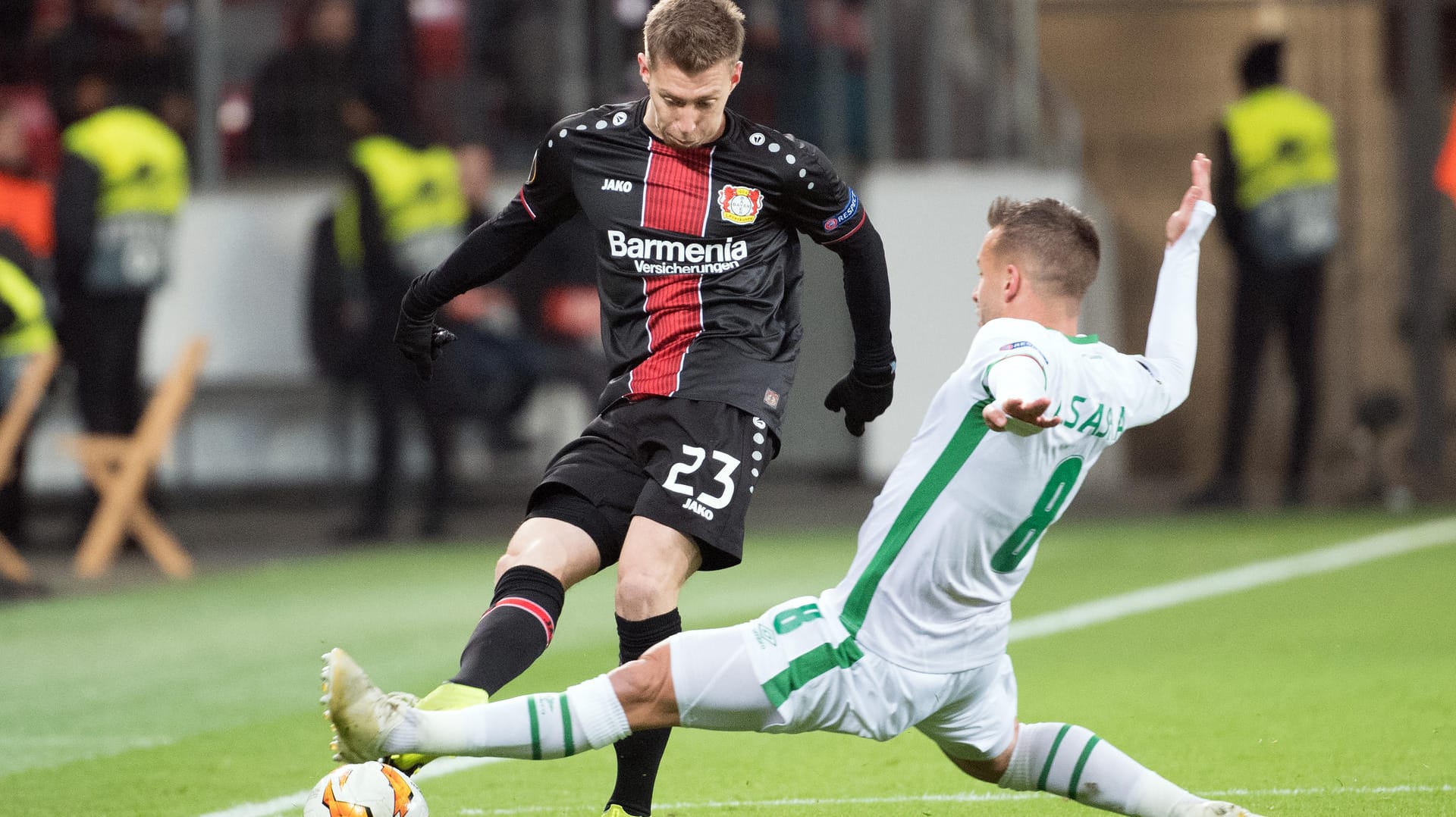 Leverkusens Mitchell Weiser (l.) und Lucas Sasha von Ludogorez kämpfen um den Ball.