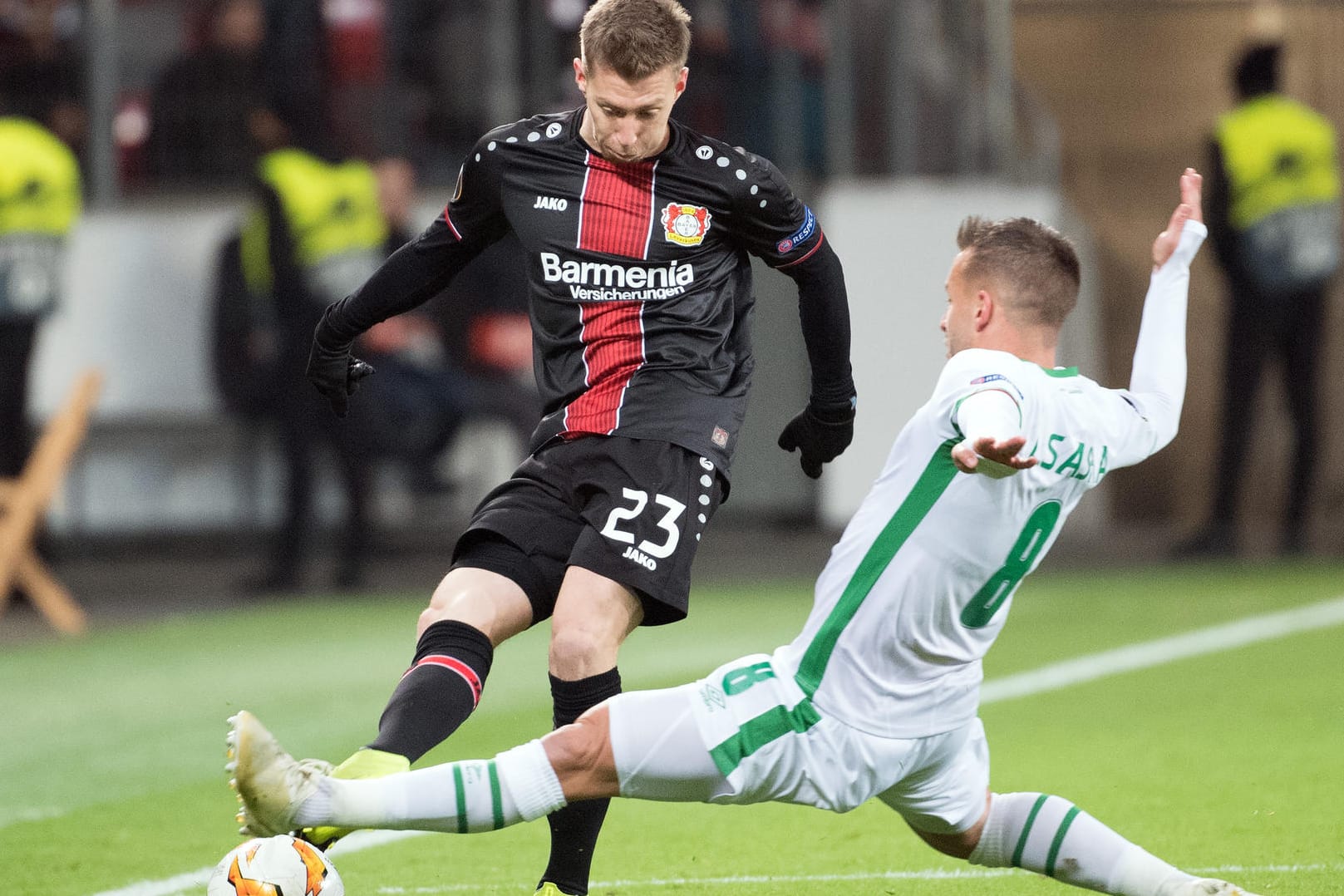 Leverkusens Mitchell Weiser (l.) und Lucas Sasha von Ludogorez kämpfen um den Ball.