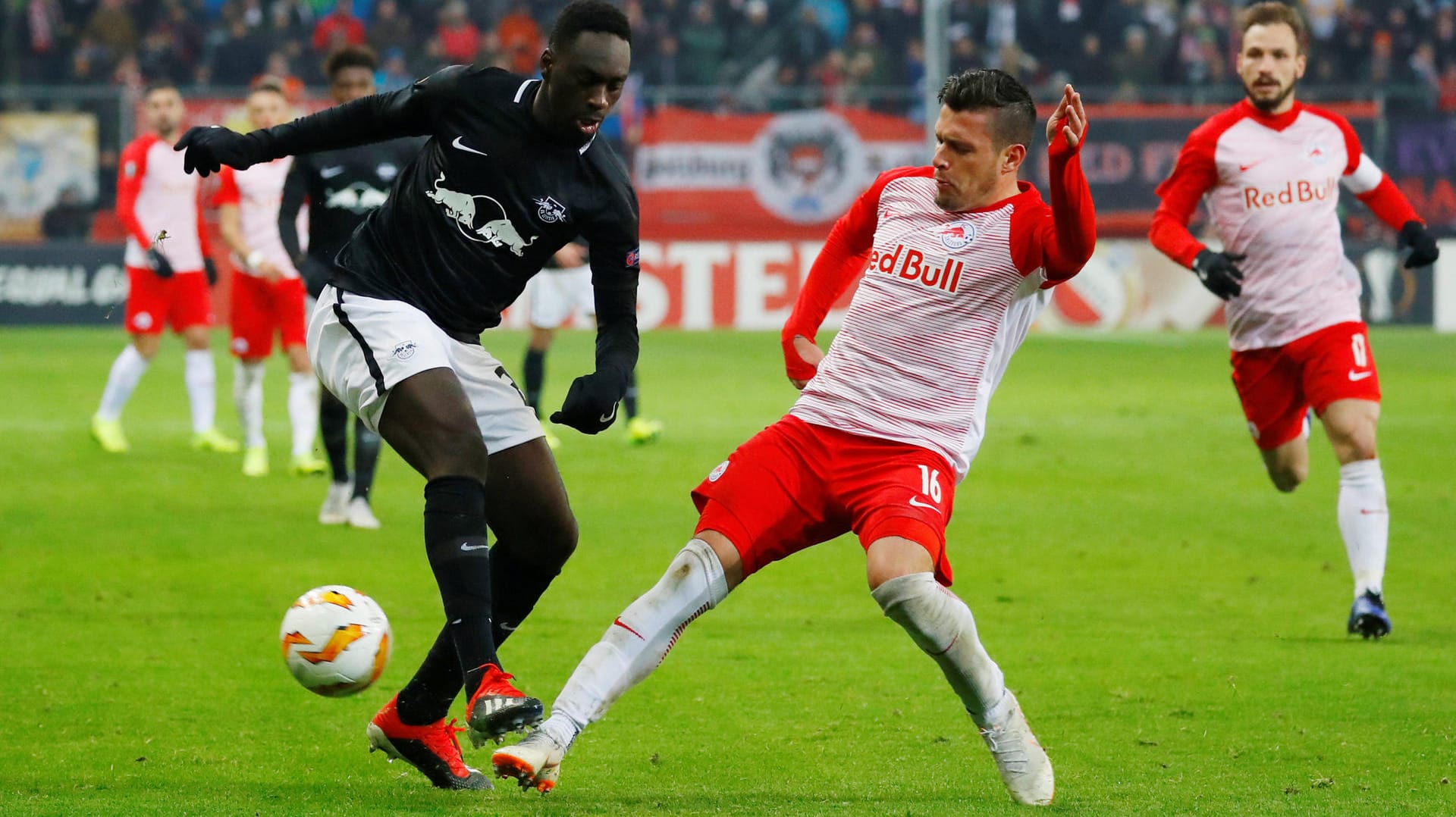 Leipzigs Jean-Kevin Augustin (l.) im Zweikampf mit Salzburgs Zlatko Junuzovic.