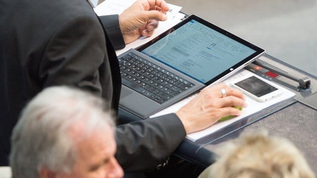 Notebook im Bundestag: "Die Opfer sind schwerpunktmäßig den Bereichen Staat und Politik zuzuordnen", sagt der Verfassungsschutz. Notebook im Bundestag: "Die Opfer sind schwerpunktmäßig den Bereichen Staat und Politik zuzuordnen", sagt der Verfassungsschutz.