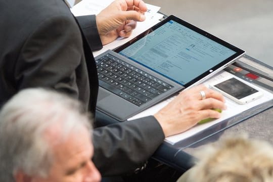 Notebook im Bundestag: "Die Opfer sind schwerpunktmäßig den Bereichen Staat und Politik zuzuordnen", sagt der Verfassungsschutz.