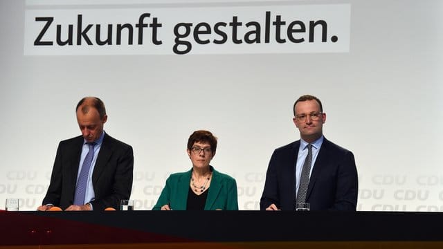 Friedrich Merz, Annegret Kramp-Karrenbauer und Jens Spahn bei der siebten von acht CDU-Regionalkonferenzen in Bremen. Friedrich Merz, Annegret Kramp-Karrenbauer und Jens Spahn bei der siebten von acht CDU-Regionalkonferenzen in Bremen.