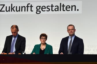 Friedrich Merz, Annegret Kramp-Karrenbauer und Jens Spahn bei der siebten von acht CDU-Regionalkonferenzen in Bremen.