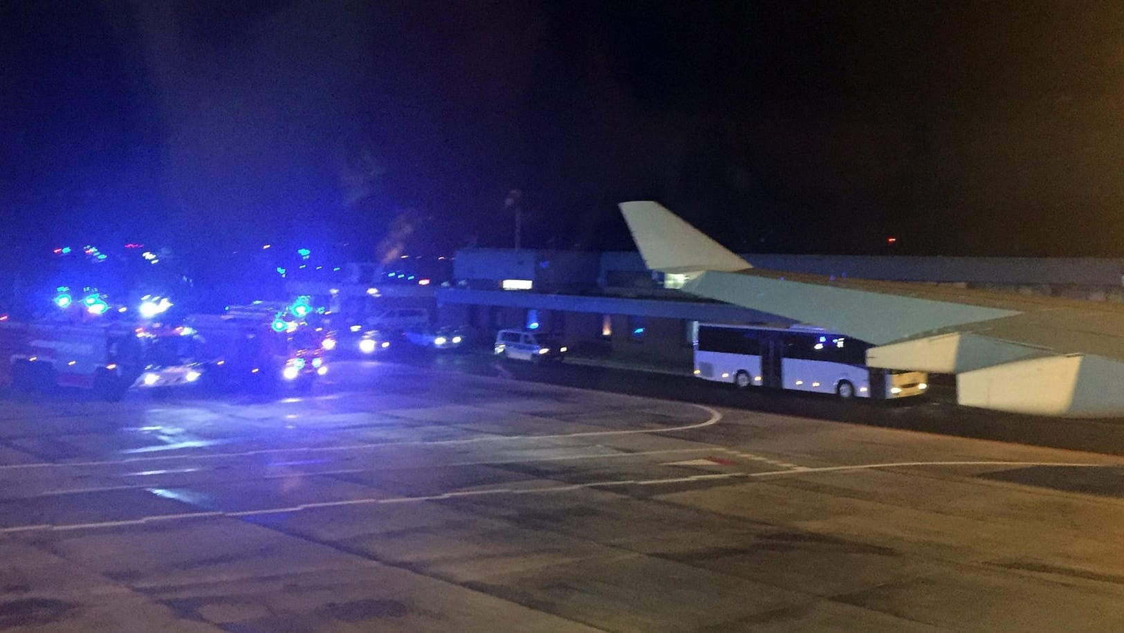 Wagen der Feuerwehr stehen auf dem Rollfeld des Flughafens in Köln am Kanzler-Airbus «Konrad Adenauer» mit der Kanzlerin an Bord. Wegen eines technischen Defekts am Kanzler-Airbus hat Merkel ihren Flug von Berlin zum G20-Gipfel in Buenos Aires unterbrechen müssen.