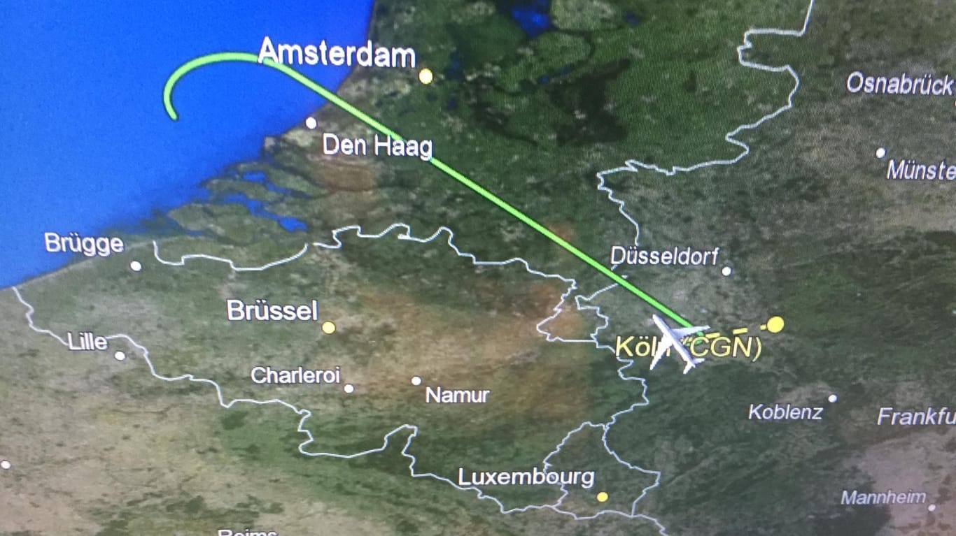 Das Bild zeigt auf einem Monitor im Kanzler-Airbus «Konrad Adenauer» die geänderte Flugroute der Kanzler-Flugmaschine mit der Kanzlerin an Bord.