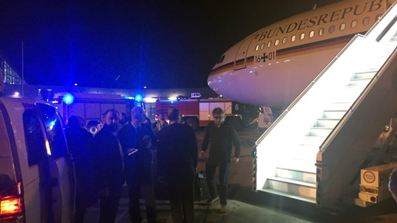 Passagiere stehen auf dem Rollfeld des Flughafens in Köln neben dem Kanzler-Airbus "Konrad Adenauer".