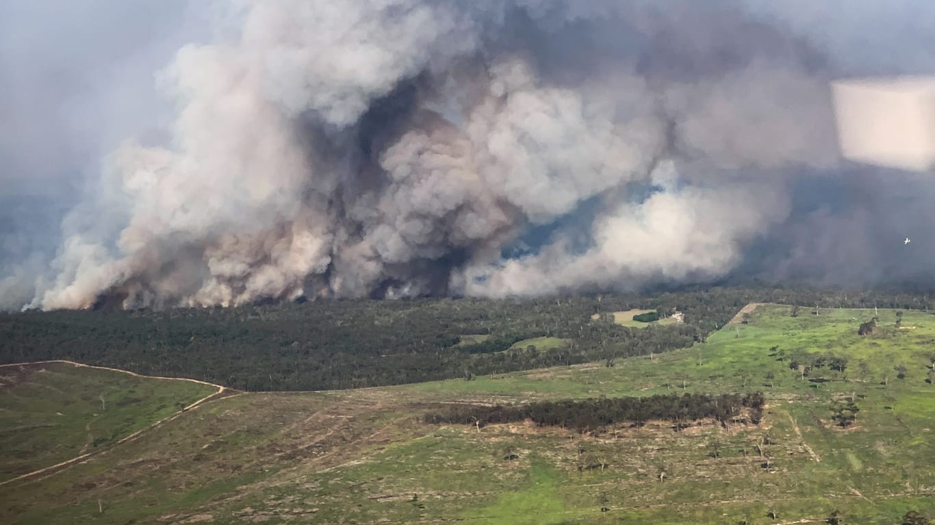 Brände in Australien: Das Feuer ist nicht mehr weit vom Set des Dschungelcamps entfernt.