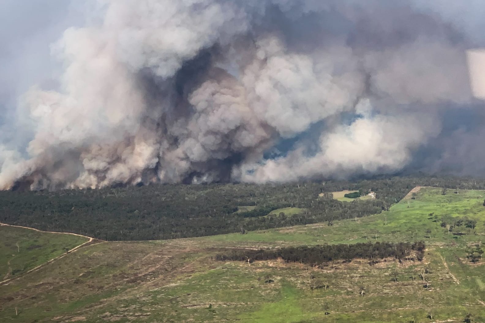 Brände in Australien: Das Feuer ist nicht mehr weit vom Set des Dschungelcamps entfernt.