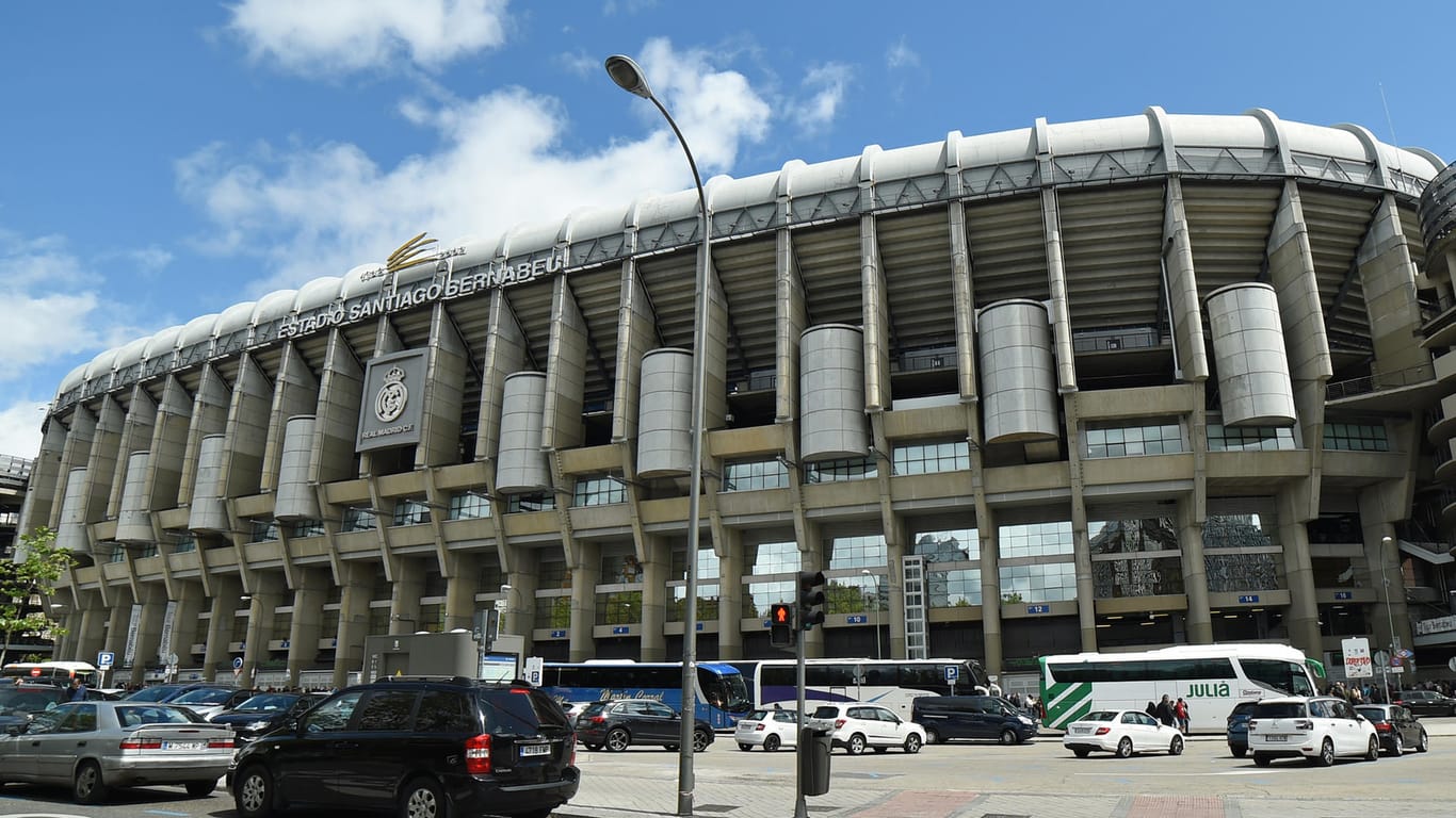 Außenansicht des Santiago Bernabeu Stadions, der Heimspielstätte von Real Madrid: Das wegen Krawallen abgesagte Final-Rückspiel der Copa Libertadores zwischen den argentinischen Hauptstadtclubs Boca Juniors und River Plate soll am 9. Dezember in Madrid ausgetragen werden.
