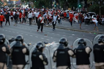 River Plate Fans kommen vor dem Spiel am Estadio Monumental Antonio Vespucio Liberti an: Das wegen Krawallen abgesagte Final-Rückspiel der Copa Libertadores zwischen den argentinischen Hauptstadtclubs Boca Juniors und River Plate soll am 9. Dezember in Madrid ausgetragen werden.