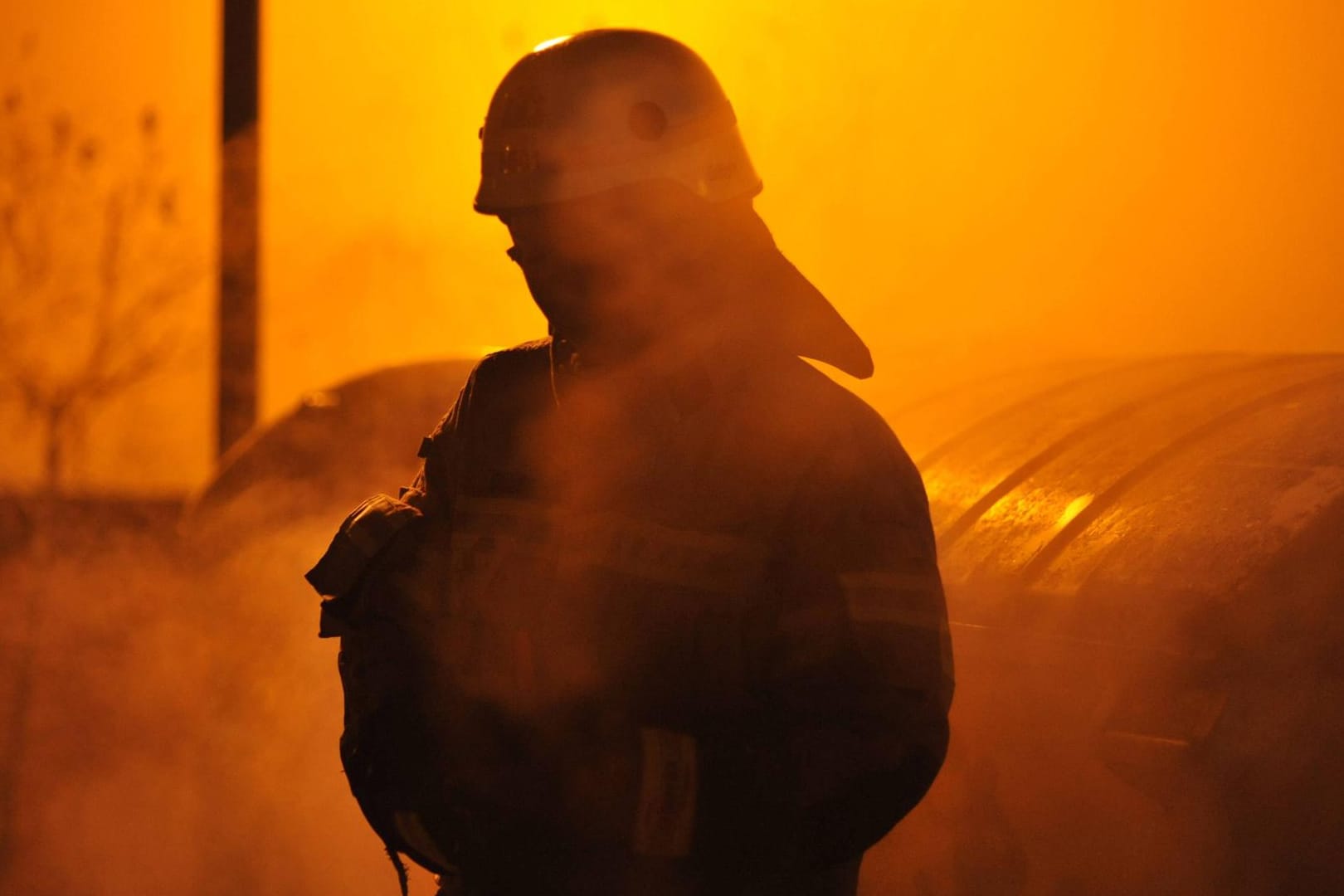 Feuerwehrmann im Schein eines brennenden Müllcontainers: Angriffe auf Feuerwehrleute gibt es vor allem in Berlin und NRW. (Archivfoto)