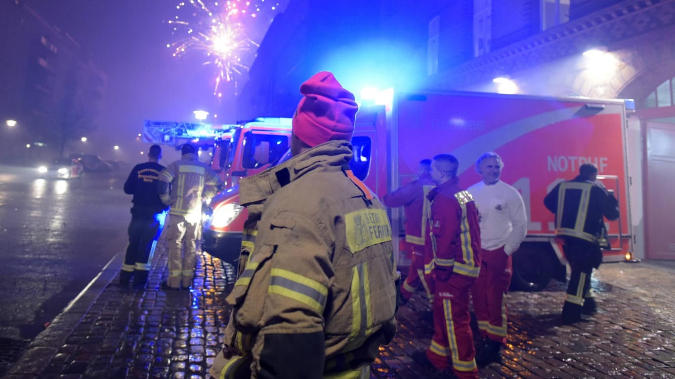 Rettungskräfte in einer Berliner Silvesternacht: Angriffe auf Feuerwehrleute gibt es vor allem in der Hauptstadt und in NRW.