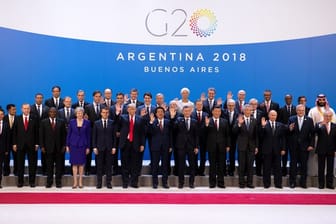 Teilnehmer des Gipfels haben sich im Tagungszentrum des G20 Gipfeltreffens in Buenos Aires zu einem Familienfoto aufgestellt.