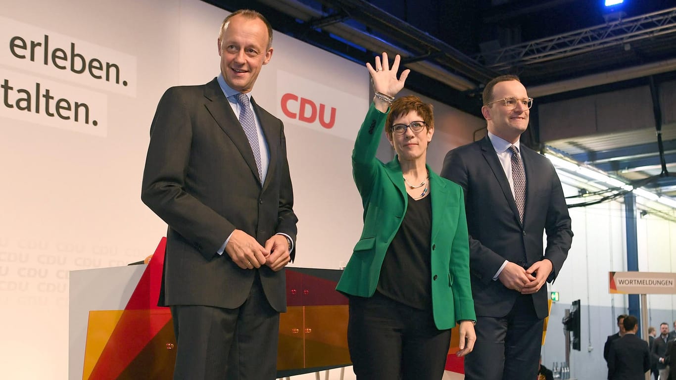 Bremen: Friedrich Merz, Annegret Kramp-Karrenbauer und Jens Spahn stehen bei der Regionalkonferenz der CDU auf der Bühne.