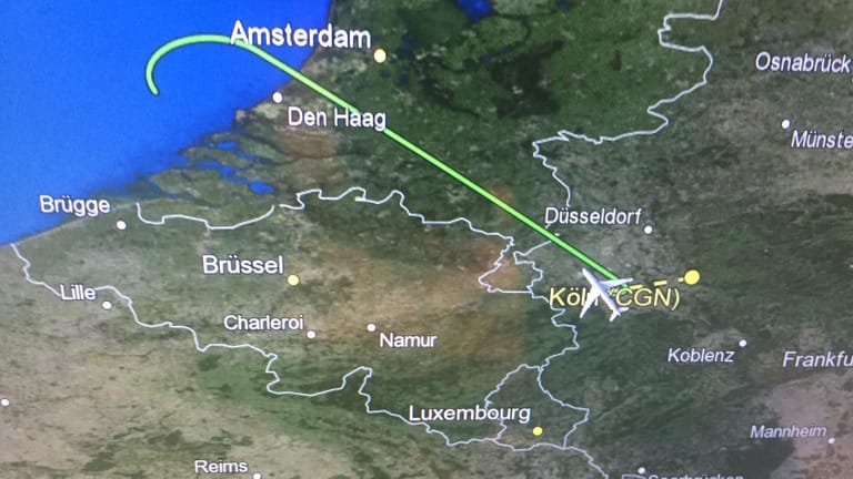 Monitor im Kanzler-Airbus "Konrad Adenauer": Die Grafik zeigt die geänderte Flugroute der Kanzlerin am Donnerstagabend.