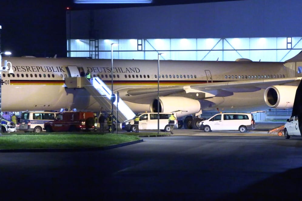 Der Kanzler-Airbus "Konrad Adenauer" auf dem Rollfeld des Flughafens Köln-Bonn: Merkel bedankte sich später bei Crew und Kapitän der Maschine.