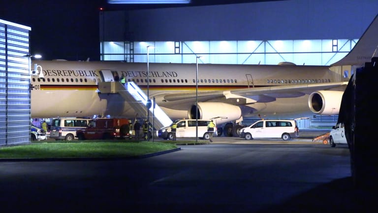 Der Kanzler-Airbus "Konrad Adenauer" auf dem Rollfeld des Flughafens Köln-Bonn: Merkel bedankte sich später bei Crew und Kapitän der Maschine.