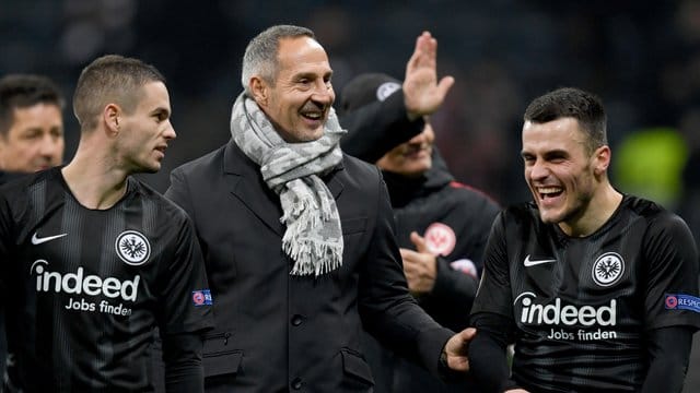 Die Frankfurter um Trainer Adi Hütter (M.