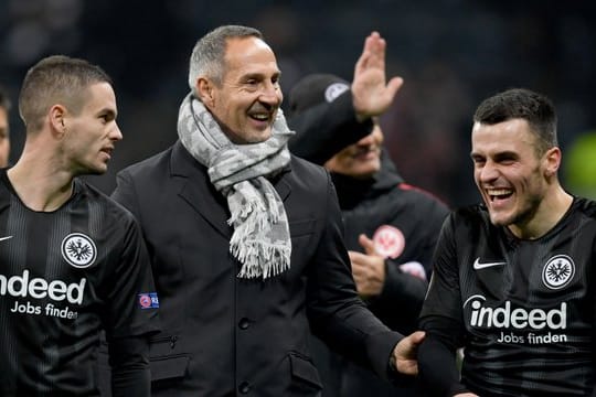 Die Frankfurter um Trainer Adi Hütter (M.