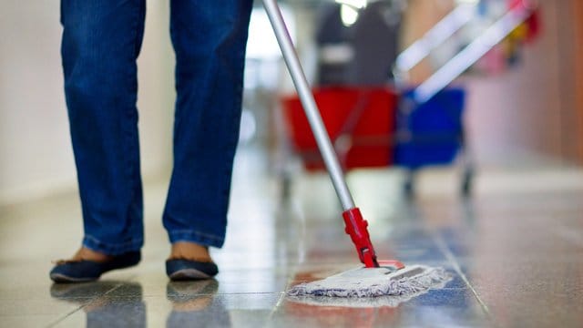 Nach amtlichen Zahlen arbeitet rund jeder fünfte sozialversicherungspflichtig Beschäftigte im Niedriglohn-Bereich. Nach amtlichen Zahlen arbeitet rund jeder fünfte sozialversicherungspflichtig Beschäftigte im Niedriglohn-Bereich.