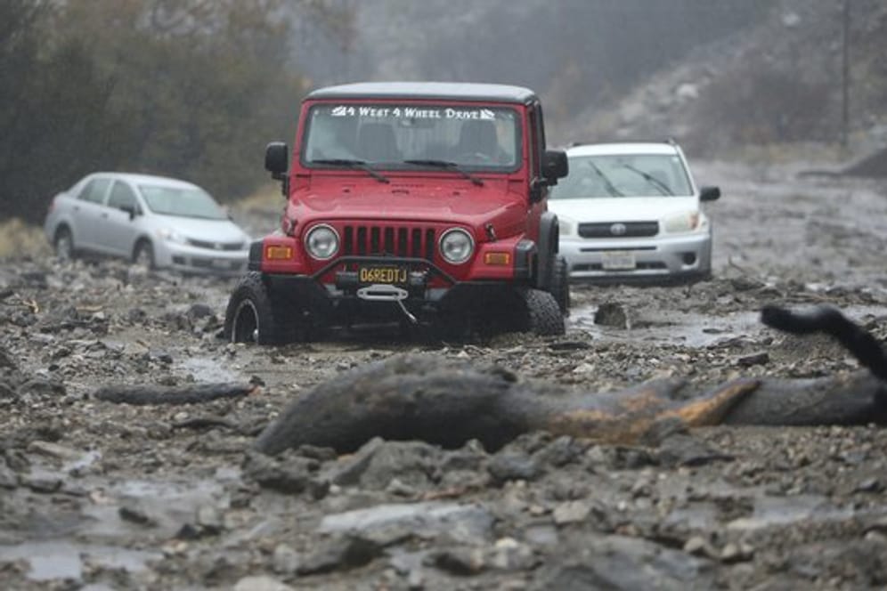 Eine Schlammlawine hat mehrere Fahrzeuge entlang des Valley of the Falls Drive im San Bernardino County eingeschlossen.