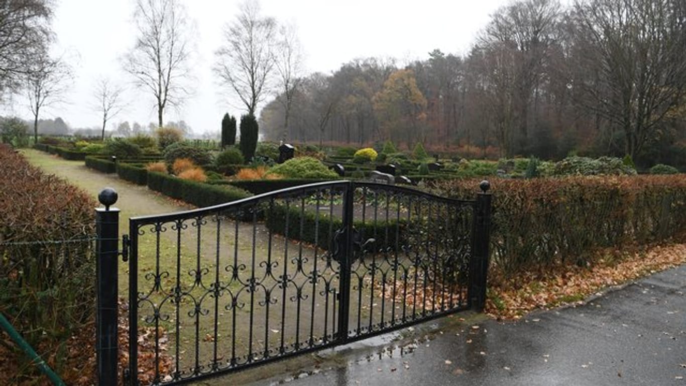 Im niedersächsischen Steinfeld wurde ein Gemeindearbeiter nach eigener Schilderung bei der Pflege einer Grünanlage um einen Friedhof von einem Wolf gebissen.