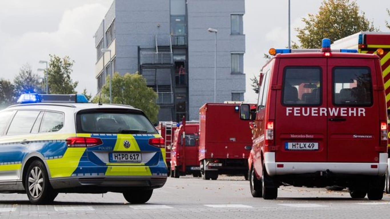 Die Deutsche Feuerwehr-Gewerkschaft schlägt Alarm, weil Feuerwehrleute immer häufiger im Einsatz attackiert werden.