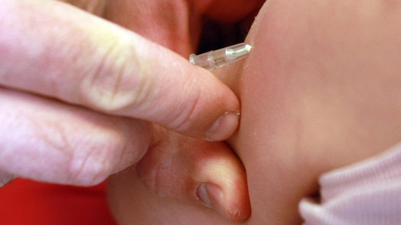 Masernimpfung: Ein kleiner Pieks kann vor der gefährlichen Krankheit schützen.