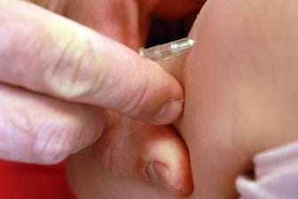 Masernimpfung: Ein kleiner Pieks kann vor der gefährlichen Krankheit schützen.