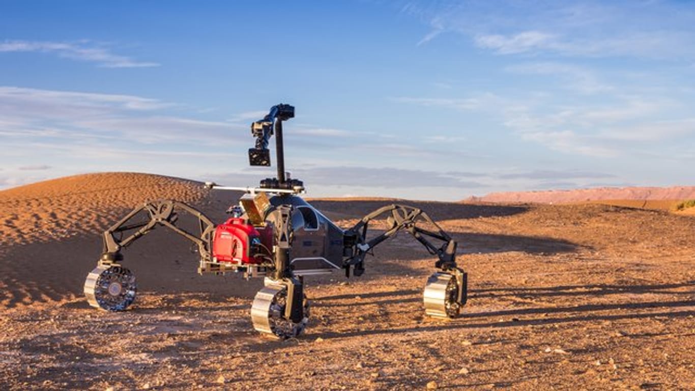 Ein Rover mit Technik für Weltraumeinsätze an Bord fährt während eines Testlaufes durch die Sahara.