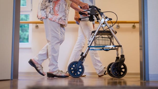 Pflegeversicherung: Ab Januar 2019 erhöht sich der Beitrag für Arbeitnehmer.