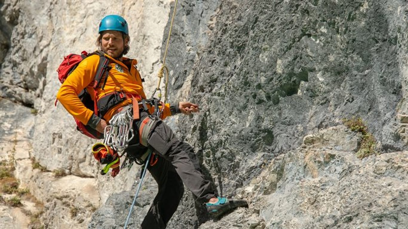 Bergretter Markus Kofler (Sebastian Ströbel) muss einen eigentlich gesperrten Klettersteig bewältigen, um einen Verletzten bergen zu können.