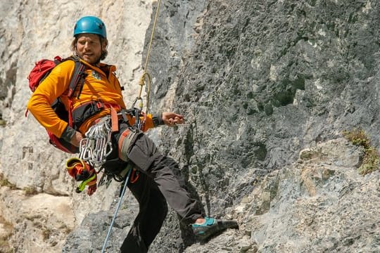 Bergretter Markus Kofler (Sebastian Ströbel) muss einen eigentlich gesperrten Klettersteig bewältigen, um einen Verletzten bergen zu können.