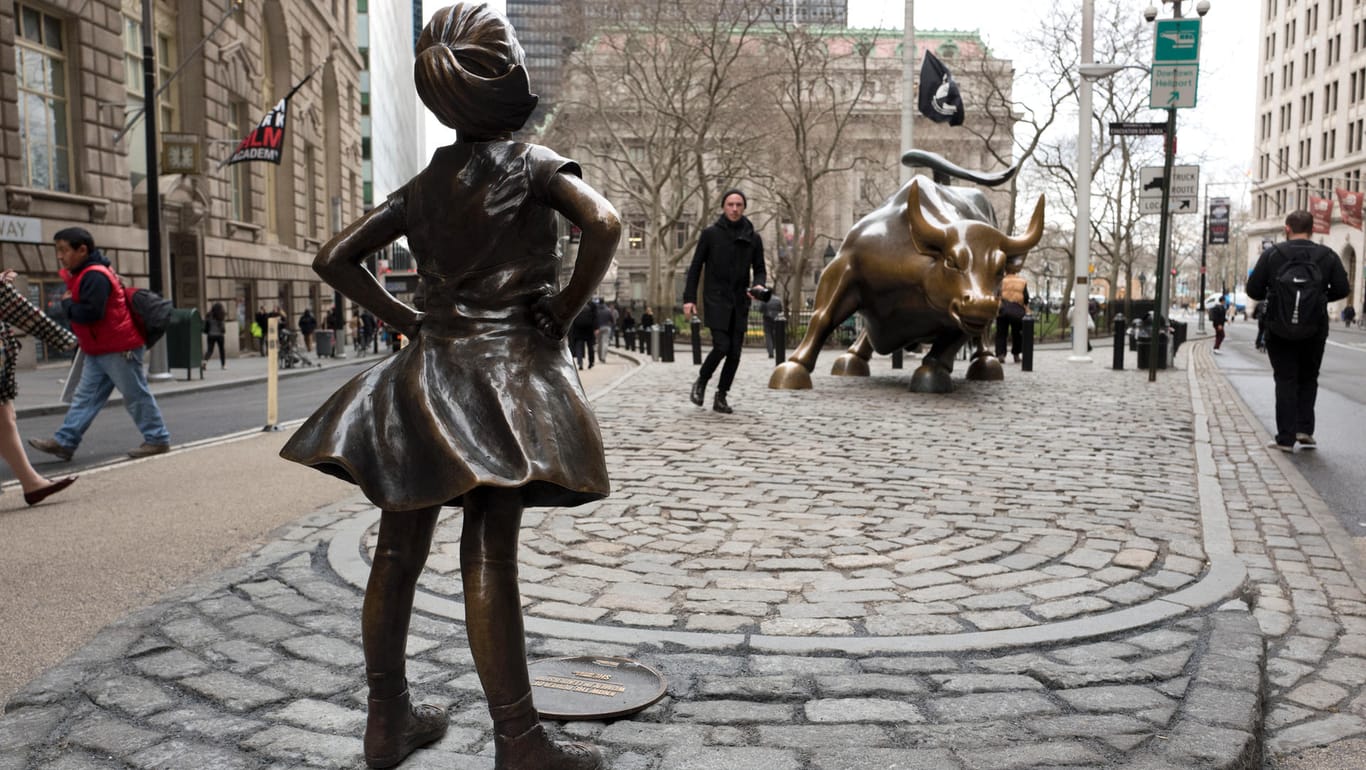 Das "Fearless Girl" und der Wall-Street-Bulle: Die Statue des Mädchens wurde anlässlich des internationalen Weltfrauentags 2017 aufgestellt.