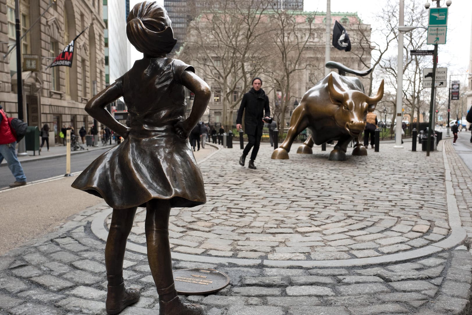 Das "Fearless Girl" und der Wall-Street-Bulle: Die Statue des Mädchens wurde anlässlich des internationalen Weltfrauentags 2017 aufgestellt.