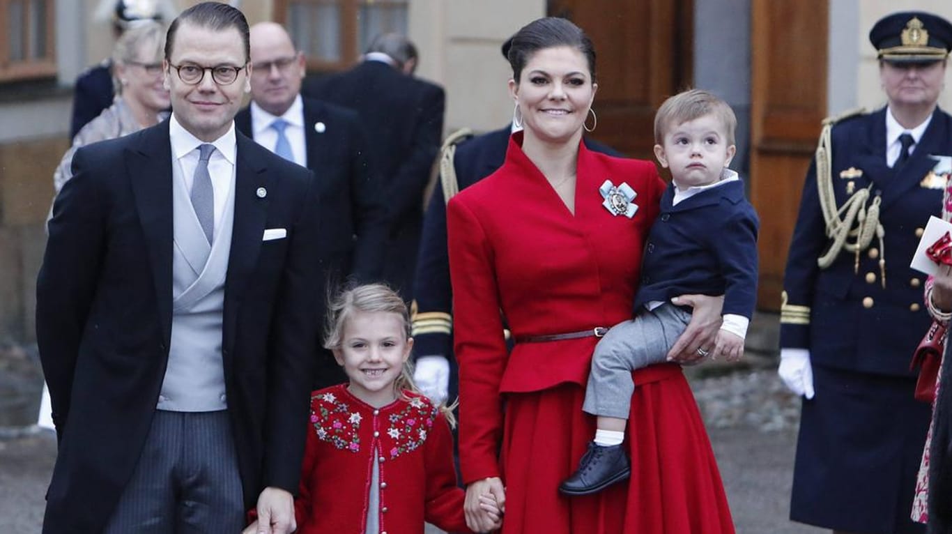 Familienglück: Prinz Daniel (l.) und Kronprinzessin Victoria (2.v.r.) mit ihren Kindern, Prinzessin Estelle und Prinz Oscar.