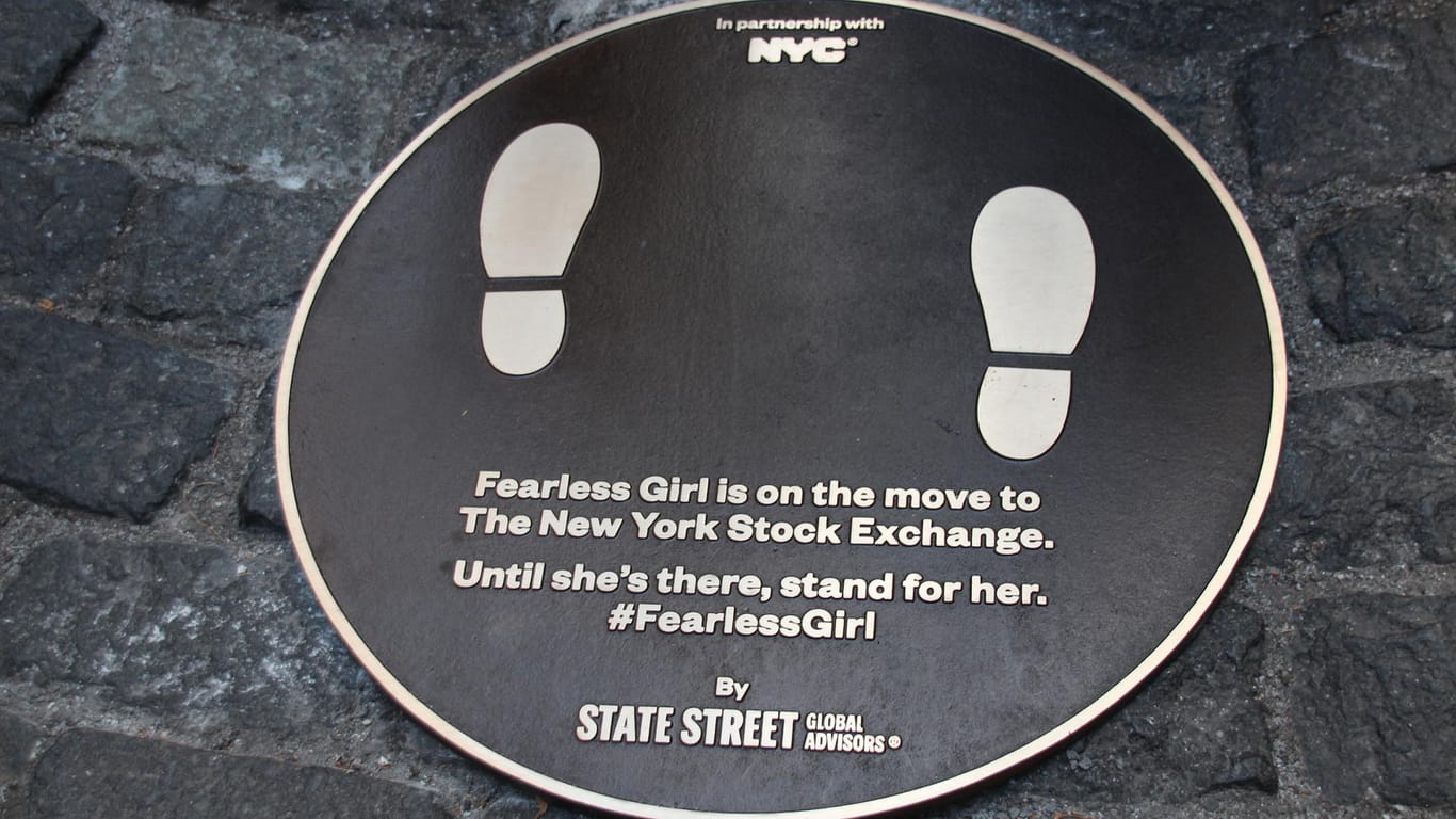 Eine Bronzeplatte erinnert jetzt an das "Fearless Girl": Die Statue wird an einen anderen Ort vor der New Yorker Börse versetzt.
