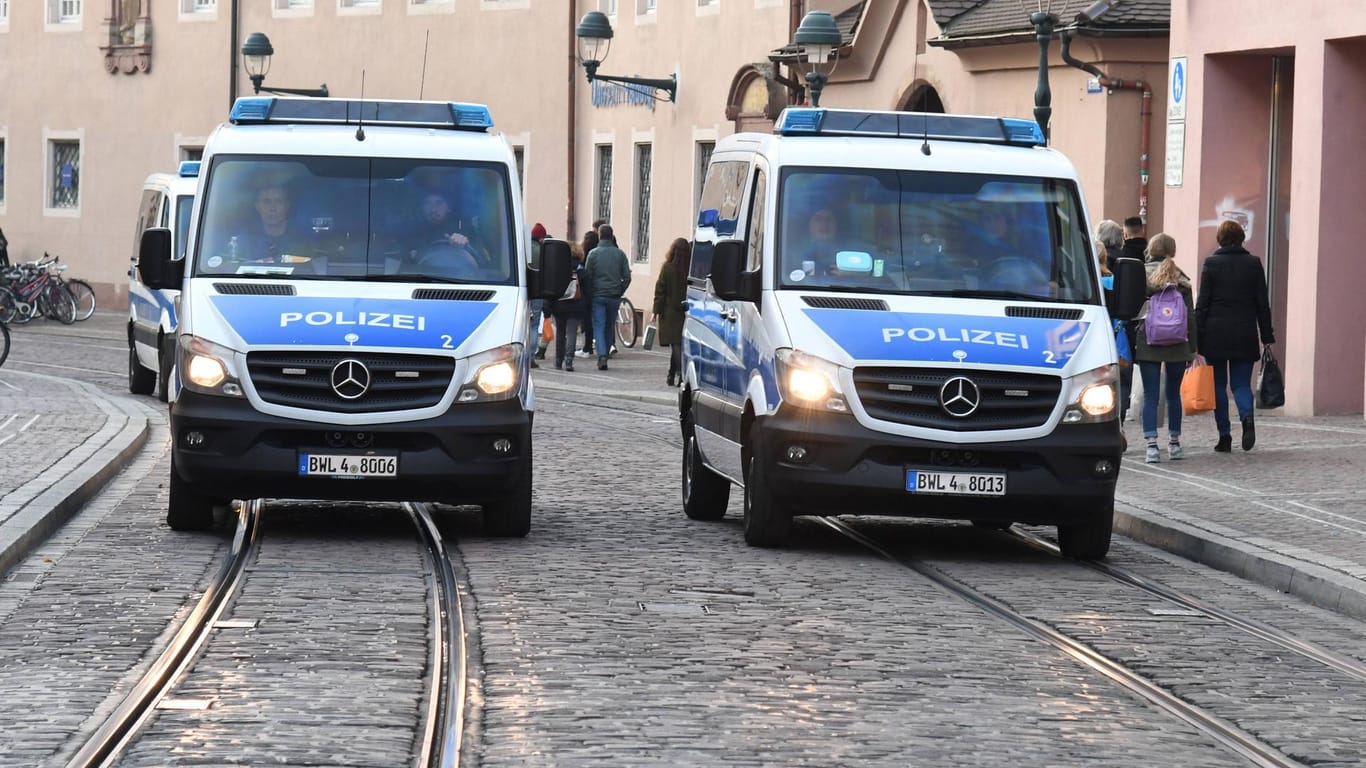 Polizeiautos in der Freiburger Innenstadt: Nach dem jüngsten Fahndungserfolg suchen die Ermittler noch einen weiteren Verdächtigen.