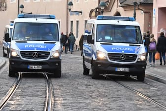 Polizeiautos in der Freiburger Innenstadt: Nach dem jüngsten Fahndungserfolg suchen die Ermittler noch einen weiteren Verdächtigen.