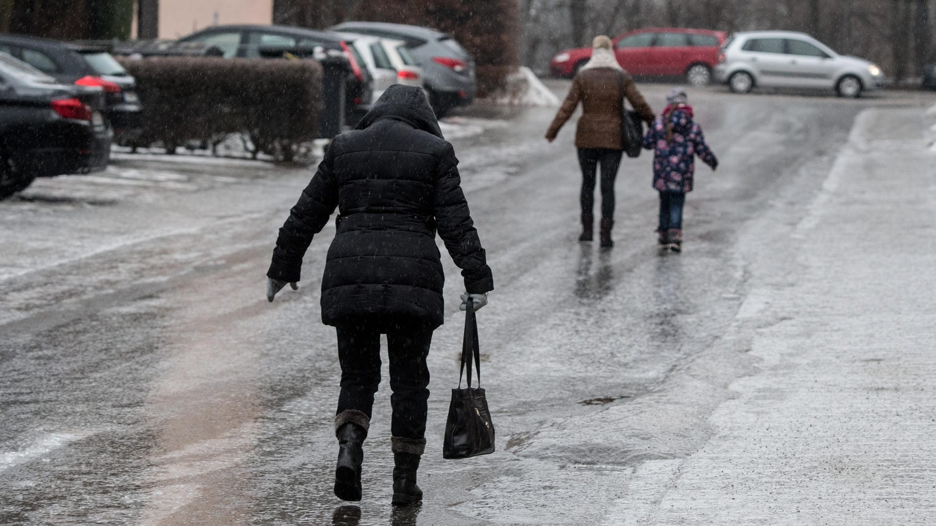 Passanten auf rutschiger Straße im bayerischen Straubing: In der gesamten Osthälfte Deutschlands kann es noch bis Samstag glatt werden. (Archivfoto) Passanten auf rutschiger Straße im bayerischen Straubing: In der gesamten Osthälfte Deutschlands kann es noch bis Samstag glatt werden. (Archivfoto)