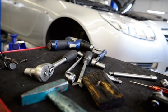 Zu hohe Kosten, überflüssige Maßnahmen: Ist die Werkstattrechnung für die Reparatur eines Unfallwagens unberechtigt, muss sich die Versicherung des Schadensverursachers kümmern.