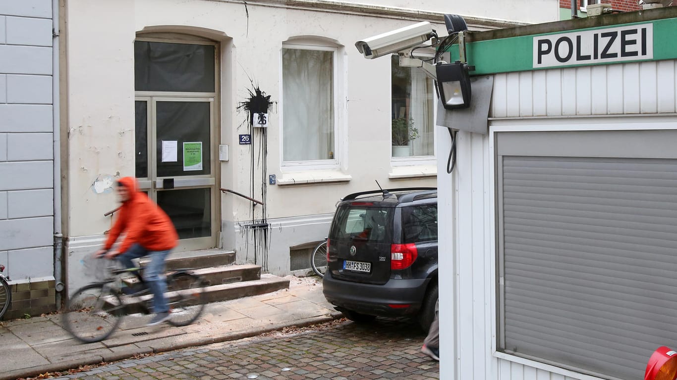 Trotz Polizeicontainer mit Überwachungskameras: Das Wohnhaus von Bundesfinanzminister Olaf Scholz (SPD) wurde mit Farbe attackiert.