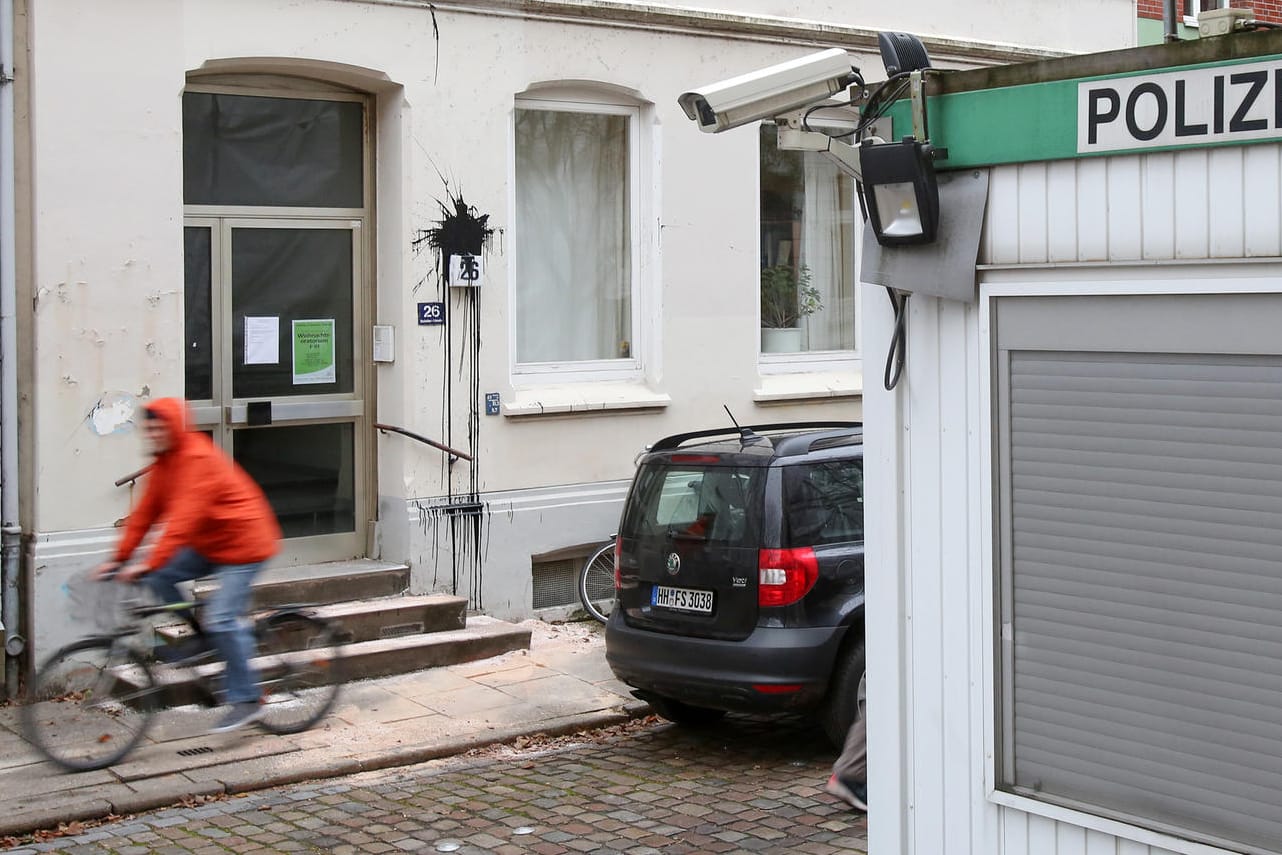 Trotz Polizeicontainer mit Überwachungskameras: Das Wohnhaus von Bundesfinanzminister Olaf Scholz (SPD) wurde mit Farbe attackiert.