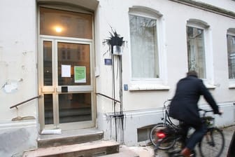 Das Hamburger Wohnhaus von Bundesfinanzminister Olaf Scholz nach der Attacke.